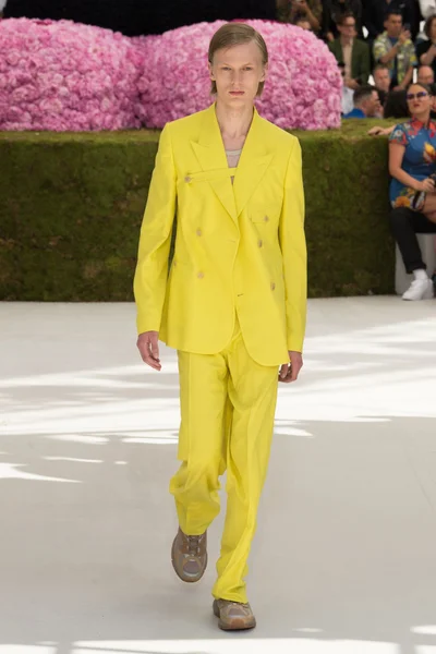 Look 32